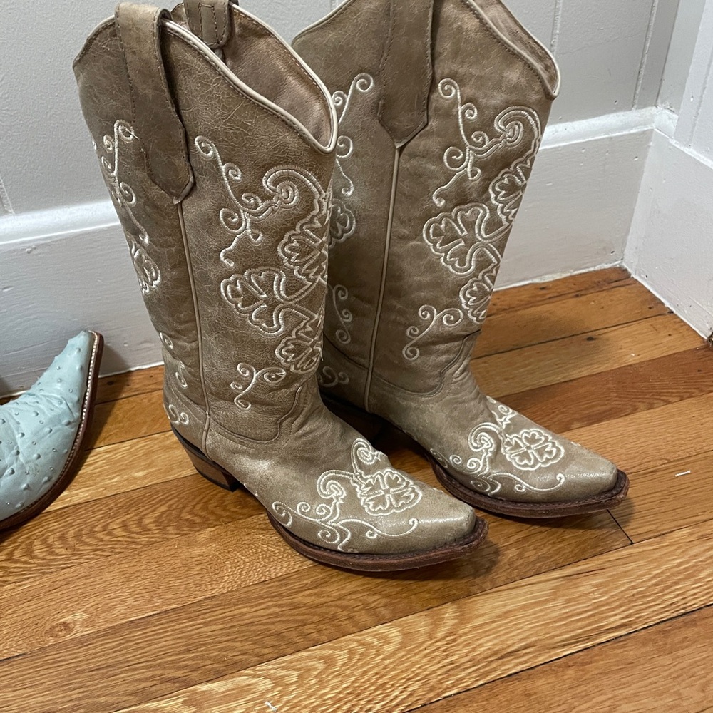 Embroidered Circle G Tan Western Boots snip toe